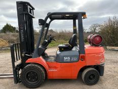 Toyota 3.5 tonne gas forklift 3.7 metre lift, side shift only 5333 hours very nice and original m