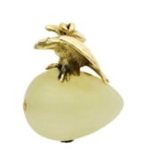 FABERGE: BOWENITE AND GOLD EASTER EGG PENDANT, MOSCOW, 1908-17