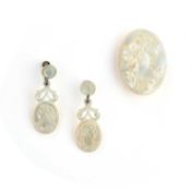 GROUP OF TORTOISESHELL PIQUE WORK AND MOTHER-OF-PEARL JEWELLERY