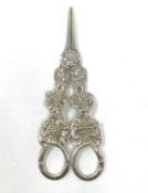 A PAIR OF VICTORIAN SILVER GRAPE SCISSORS, HAYNE & CATER, LONDON, 1852