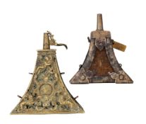 A GERMAN MUSKETEER’S PRIMING-FLASK, LATE 16TH/EARLY 17TH CENTURY,