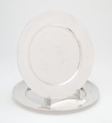 A PAIR OF EDWARDIAN SILVER PLATES, MAPPIN & WEBB, LONDON, 1904