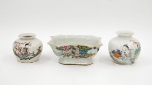 A lot of two Chinese Qianjiang cai decorated glazed porcelain brush pots and one vide poche