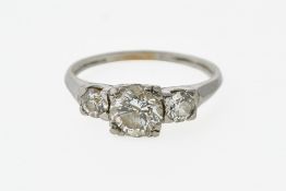 Platinring mit drei Diamanten