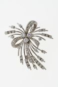 Schleifenbrosche mit Diamanten