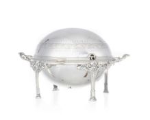 Dome de petit-déjeuner en métal argenté anglais, XXe s., à décor de rinceaux, perlettes et feuilles
