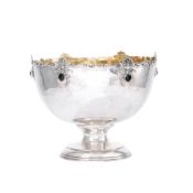 Coupe sur piédouche en argent et vermeil 800, XXe s., avec cabochons d'onyx et motifs feuillagés, h.