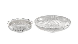 Ensemble d'1 coupelle à bordure mouvementée et et 1 coupe sur talon en argent 900, XXe s., à décors