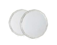 Ensemble de 2 plats ronds festonnés en métal argenté dont 1 Christofle, à décor de filets, diam. 22,
