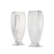Paire de vases méplats Art Déco sur talon en métal argenté, Gallia, h. 25 cm