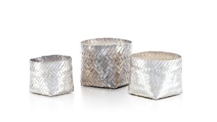 Suite de 3 petits paniers quadrangulaires tressés en métal argenté, XXe s., h. 5, 6 et 6,5 cm