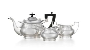 Service à thé en métal argenté anglais, à décor de perlettes, comprenant 3 pièces: théière, pot à la