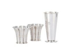 Ensemble d'1 vase tronconique sur talon et 2 timbales polylobées en argent Sterling, Suède et Danema