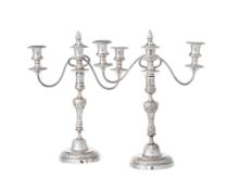 Paire de candélabres à 2 bras de lumière et 3 feux en métal argenté, XXe s., les bras mouvementés et