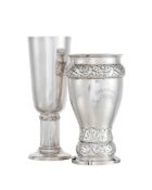Ensemble de 2 vases en argent, Suède, XXe s., à décor de feuillage et perlettes, 1 vase gravé d'une