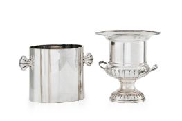 Ensemble de 2 seaux à champagne en métal argenté, XXe s., 1 de forme Médicis à décor de godrons, h.
