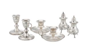 Ensemble de 2 paires de bougeoirs, 1 salière et 1 poivrière en métal argenté, XXe s., à décor de god