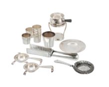 Ensemble de 13 pièces en métal argenté Christofle, comprenant: 6 petits verres, 1 mini poêlon sur ré