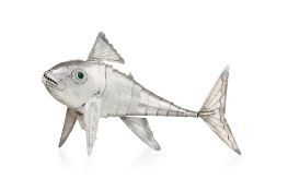 Poisson articulé en argent, XXe s., les yeux cabochons en verre vert, 325g