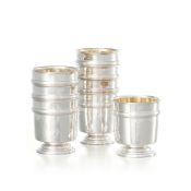 Suite de 8 timbales sur talon en métal argenté martelé, Italie, pour Christian Dior, à décor de file