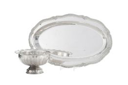 Ensemble d'1 plat ovale de service festonné et 1 coupe à godrons torses en métal argenté, XXe s., h.