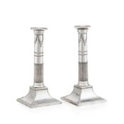 Paire de flambeaux en métal argenté, XXe s., à décor de cannelures, perlettes et feuillage, h. 23 cm