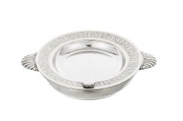 Assiette chauffante pour enfant en métal argenté, XXe s., les anses coquilles et la bordure à décor