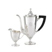 Ensemble d'1 cafetière et 1 crémier sur piédouche en argent Sterling, par Tiffany & Co, New York, XX