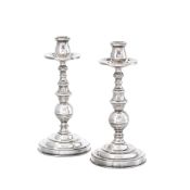 Paire de flambeaux en métal argenté, Fleuron, France, XXe s., à décor de filets, h. 23,5 cm