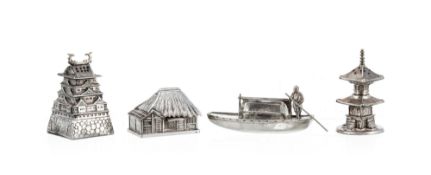 Ensemble de 4 pièces en argent Sterling, comprenant: 1 salière pagode, 1 poivrière château japonais,
