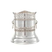 Seau à bouteille en métal argenté anglais, à décor ajouré et anses mufles de lion, h. 16 cm