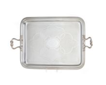 Plateau rectangulaire de service en métal argenté, à décor sur fond guilloché, gravé au d'un monogra