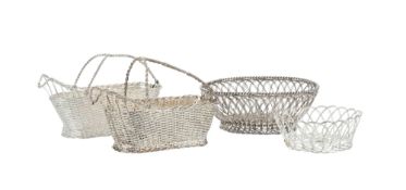 Ensemble de 4 pièces tressées en métal argenté, XXe s., dont 2 Gallia, comprenant: 2 porte-bouteille