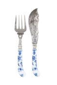 Paire de couverts de service à poisson en métal argenté et manches en porcelaine à décor bleu de fle