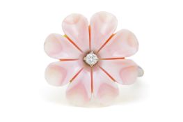 Padani, bague fleur or gris 750 ornée d'une fleur en coquillage gravé centrant un diamant taille bri