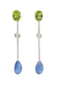Paire de pendants d'oreilles or gris 750 retenant des gouttes de saphirs surmontées de diamants et d