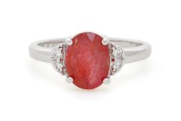 Bague or gris 750 sertie d'un rubis ovale originaire d'Afrique de l'Est de 2.208 carats, non chauffé