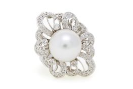 Bague fleur or gris 750 réhaussée d'une perle de culture blanche entourée de diamants taille brillan