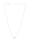 Collier or gris 750 à maille forçat limée retenant un centre serti de diamants taille brillant dont