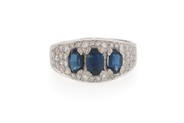 Bague or gris 750 sertie de 3 saphirs ovales entourés de diamants taille brillant, doigt 54-14, 6g