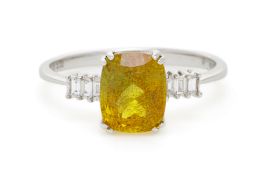 Bague or gris 750 sertie d'un saphir jaune taille coussin épaulé de diamants baguettes, doigt 53-13
