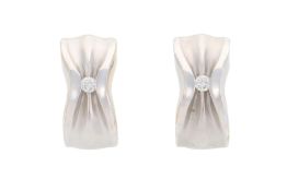 Paire de boucles d’oreilles or gris 750 satiné serties de diamants taille brillant, h. 1.5 cm, 7g