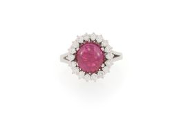 Bague or gris 750 sertie d'un cabochon de rubis entouré de diamants taille brillant, doigt 58-18