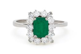 Bague or gris 750 sertie d'une émeraude octogonale entourée de diamants taille brillant et baguette,