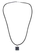 Mouawad, pendentif en or gris 750 serti d'une hématite carrée surmontée de diamants taille brillant,