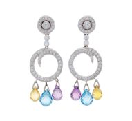 Paire de pendants d'oreilles or gris 750 à motif circulaire sertis de diamants taille brillant et re