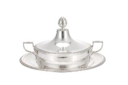 Ensemble d'1 légumier couvert et 1 présentoir en argent, XIXe et XXe s., 2 décors, à décor de feuill