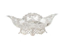 Coupe ajourée sur talon en argent, Sheffield, par Mappin&Webb, 1900, à décor central gravé héraldiqu