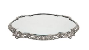 Grand centre de table miroir en métal argenté, à décor ajouré de feuillage, , gravé d'un monogramme,