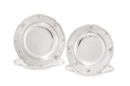Ensemble de 4 plats ronds festonnés creux en argent 875, par Bossard, Lucerne, XXe s., 2 formats, à
